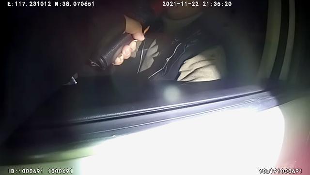 酒精測(cè)試儀逃避方法，男子酒駕被查“花式”吹氣逃避處罰