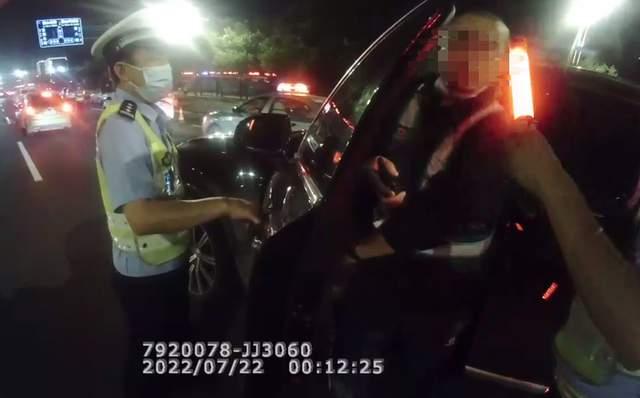 車主喝酒后找了個代駕上路了，沒想到代駕喝得比他還多