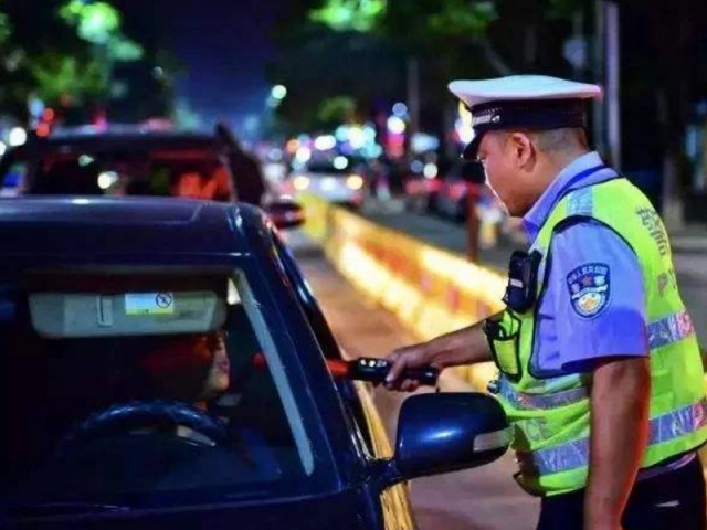 喝酒吹氣沒有吹到酒？原來是這么做的，可是還是逃不過交警