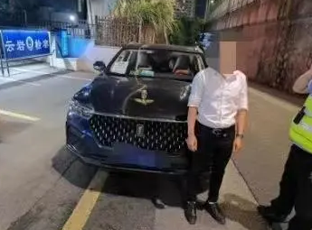 被查酒駕，他趕走代駕繼續開車，剛一轉角又碰上了執勤交警