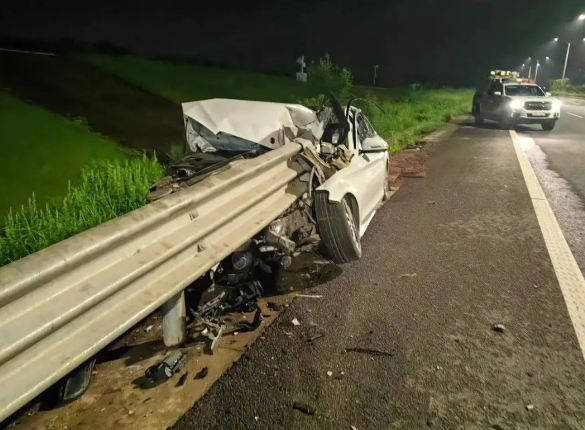 酒駕后別簽字，有用嗎？深夜，車頭“劈”成兩半！人不報警，車報了警......