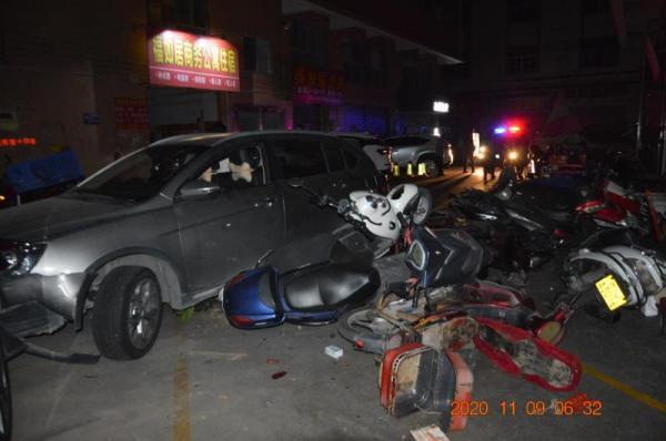 連撞15輛車!廣東中山一男子借車后醉駕,事發(fā)廣場一片狼藉