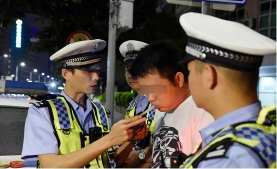 史上最短命的駕照!小伙喝酒慶祝考過駕照,隔天凌晨就因酒駕被抓