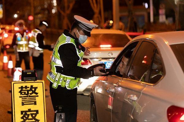 廣州交警查酒駕護春運,哪家酒精測試儀價格最好