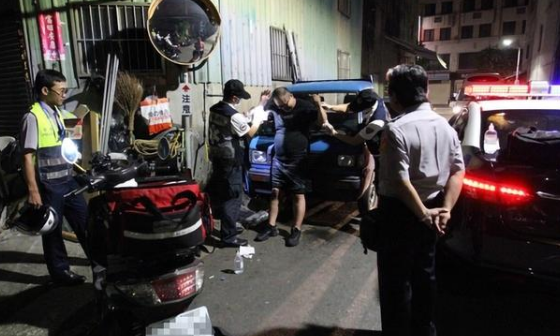 男子酒后催吐兼灌水,依然敗給酒精檢測(cè)儀,科學(xué)方法教你怎樣做!