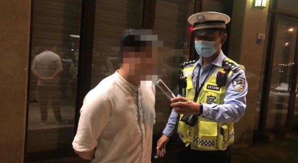 兒子酒駕被查，父親急忙趕到，交警蜀黍：咦？你也來(lái)吹一下……